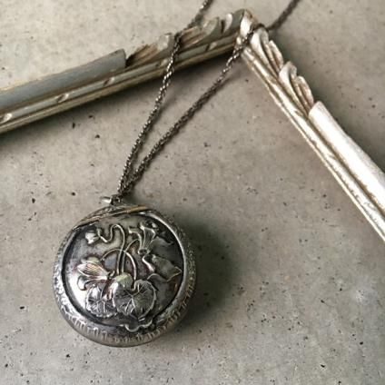 Edwardian Silver Powder Case（エドワーディアン シルバー