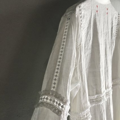 HALLELUJAH 10, Robe en dentelle 1940（ハレルヤ レースローブ 1940年代）White - JeJe PIANO  ONLINE BOUTIQUE 神戸のアンティーク時計,ジュエリー,ファッション専門店