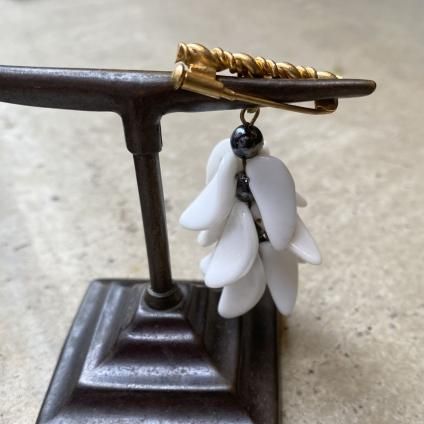 1940-50's French Milk Glass Brooch（1940-50年代 フランス ミルク