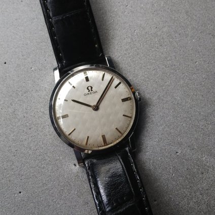 OMEGAʥᥬTEXTURED DIAL 