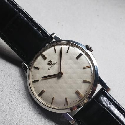 OMEGAʥᥬTEXTURED DIAL 