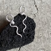 <img class='new_mark_img1' src='https://img.shop-pro.jp/img/new/icons13.gif' style='border:none;display:inline;margin:0px;padding:0px;width:auto;' />momocreatura Waving Snake Earrings Silver（ヘビピアス シルバー）