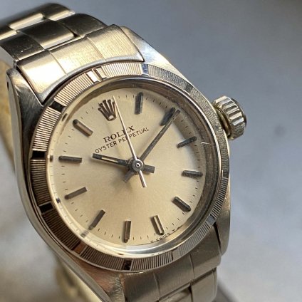 <img class='new_mark_img1' src='https://img.shop-pro.jp/img/new/icons13.gif' style='border:none;display:inline;margin:0px;padding:0px;width:auto;' />ROLEX OYSTER PERPETUAL （ロレックス オイスター パーペチュアル）エンジンターンドベゼル 純正ブレス付