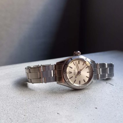 <img class='new_mark_img1' src='https://img.shop-pro.jp/img/new/icons13.gif' style='border:none;display:inline;margin:0px;padding:0px;width:auto;' />ROLEX OYSTER PERPETUAL （ロレックス オイスター パーペチュアル）エンジンターンドベゼル 純正ブレス付