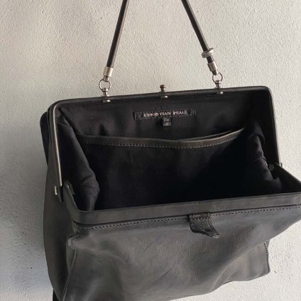 <img class='new_mark_img1' src='https://img.shop-pro.jp/img/new/icons13.gif' style='border:none;display:inline;margin:0px;padding:0px;width:auto;' />CHRISTIAN PEAU GM SHOULDER POUCH 03（クリスチャン ポー ショルダーポーチ） BLACK
