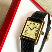 <img class='new_mark_img1' src='https://img.shop-pro.jp/img/new/icons13.gif' style='border:none;display:inline;margin:0px;padding:0px;width:auto;' />Cartier MUST TANK （カルティエ マスト タンク）SM 純正尾錠・ベルト・箱