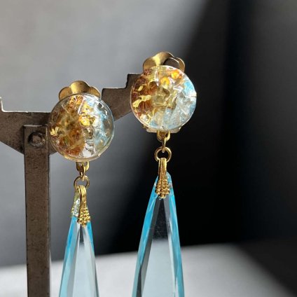 <img class='new_mark_img1' src='https://img.shop-pro.jp/img/new/icons13.gif' style='border:none;display:inline;margin:0px;padding:0px;width:auto;' />1930's France Light Blue Orange Glass Earrings（フランス 水色 オレンジ ガラス イヤリング）Dead Stock