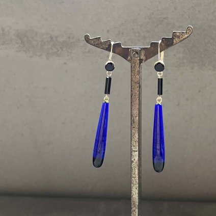 <img class='new_mark_img1' src='https://img.shop-pro.jp/img/new/icons13.gif' style='border:none;display:inline;margin:0px;padding:0px;width:auto;' />1930's France Blew Black Glass Earrings（フランス ブルー ブラック ガラス ピアス）Dead Stock