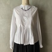 <img class='new_mark_img1' src='https://img.shop-pro.jp/img/new/icons13.gif' style='border:none;display:inline;margin:0px;padding:0px;width:auto;' />Antique Cotton Pin Tuck & Scalloped Embroidery Blouse（アンティークコットンピンタック＆スカラップ刺繍カットレース襟ブラウス）