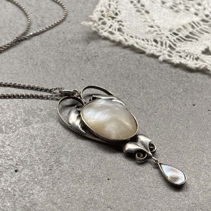 Arts & Crafts Silver Mother of Pearl Swing Necklace（アーツアンド