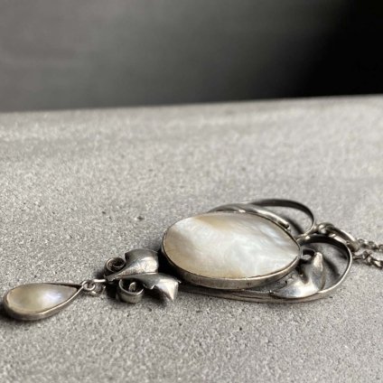 Arts & Crafts Silver Mother of Pearl Swing Necklaceʥĥɥե С ޥ֥ѡ 󥰥ͥå쥹