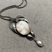 <img class='new_mark_img1' src='https://img.shop-pro.jp/img/new/icons13.gif' style='border:none;display:inline;margin:0px;padding:0px;width:auto;' />Arts & Crafts Silver Mother of Pearl Swing Necklace（アーツアンドクラフツ シルバー マザーオブパール スウィングネックレス）