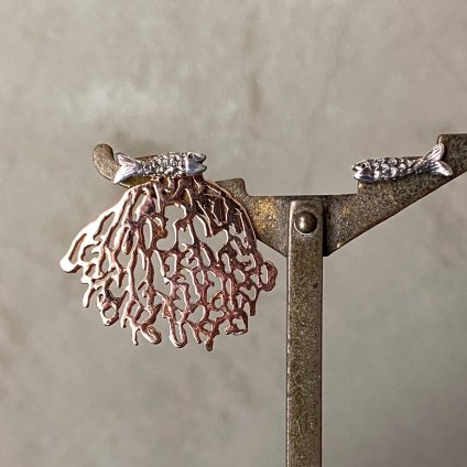 momocreatura Coral & Fish Earrings（サンゴ&魚ピアス ローズゴールド×燻しシルバー）
