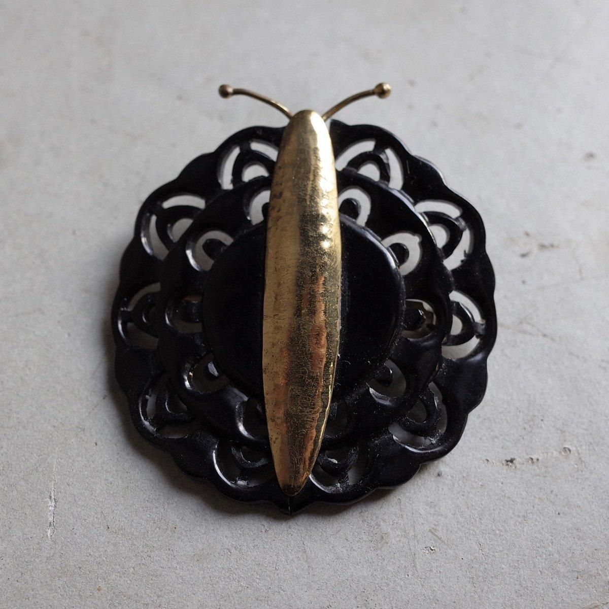 クラシックな浮彫ブローチ オーギュスト・ボナーズ バタフライ レース ブローチ（Auguste