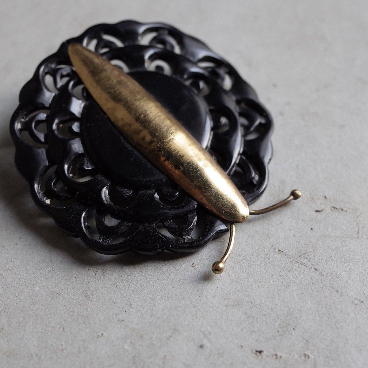 クラシックな浮彫ブローチ オーギュスト・ボナーズ バタフライ レース ブローチ（Auguste