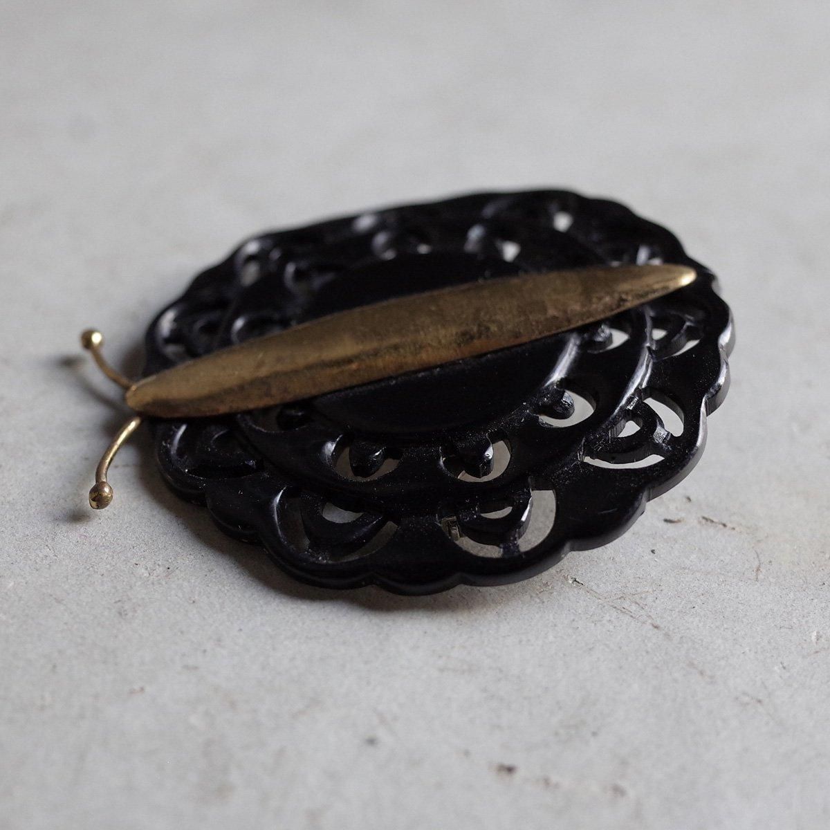 クラシックな浮彫ブローチ オーギュスト・ボナーズ バタフライ レース ブローチ（Auguste