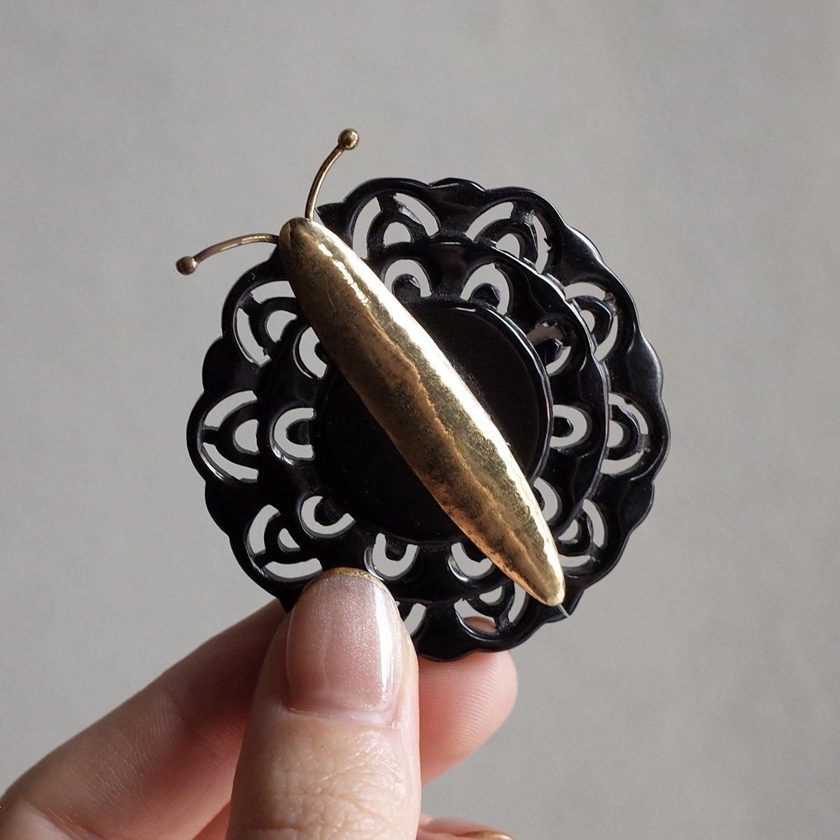 クラシックな浮彫ブローチ オーギュスト・ボナーズ バタフライ レース ブローチ（Auguste