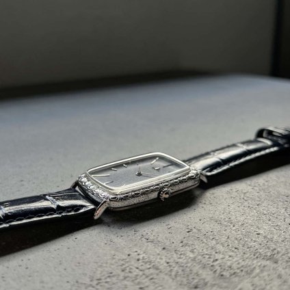 <img class='new_mark_img1' src='https://img.shop-pro.jp/img/new/icons13.gif' style='border:none;display:inline;margin:0px;padding:0px;width:auto;' />Jaeger LeCoultre (ジャガー・ルクルト) 銀無垢ケース ENGRAVED BEZEL BLUE BARK DIAl
