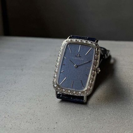<img class='new_mark_img1' src='https://img.shop-pro.jp/img/new/icons13.gif' style='border:none;display:inline;margin:0px;padding:0px;width:auto;' />Jaeger LeCoultre (ジャガー・ルクルト) 銀無垢ケース ENGRAVED BEZEL BLUE BARK DIAl