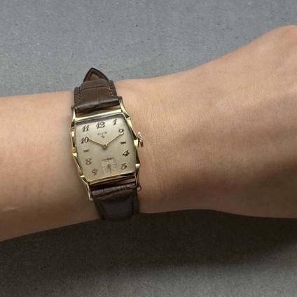 ELGIN(エルジン)10K金張 トノーケース フリルベゼル 全数字 ELGIN(エルジン)10K金張 トノーケース フリルベゼル 全数字