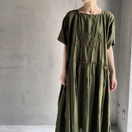 <img class='new_mark_img1' src='https://img.shop-pro.jp/img/new/icons13.gif' style='border:none;display:inline;margin:0px;padding:0px;width:auto;' />VINCENT JALBERT Pleats Dress - Embroidery - （ヴィンセント ジャルベール 刺繍 プリーツドレス）Khaki