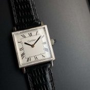 <img class='new_mark_img1' src='https://img.shop-pro.jp/img/new/icons13.gif' style='border:none;display:inline;margin:0px;padding:0px;width:auto;' />Cartier Pre Tank Must Square SM （カルティエ プレマストタンク スクエアケース）銀無垢ケース 純正尾錠