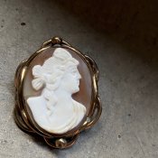 <img class='new_mark_img1' src='https://img.shop-pro.jp/img/new/icons13.gif' style='border:none;display:inline;margin:0px;padding:0px;width:auto;' />Victorian Rolled Gold Shell Cameo Brooch （ヴィクトリアン 金張 シェルカメオ ブローチ）