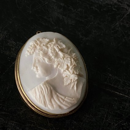 Victorian Rolled Gold Stone or Coral Cameo Brooch （ヴィクトリアン 金張 カメオ ブローチ）