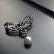 <img class='new_mark_img1' src='https://img.shop-pro.jp/img/new/icons13.gif' style='border:none;display:inline;margin:0px;padding:0px;width:auto;' /> Victorian-Art Nouveau Silver Pearl Glass Brooch (ヴィクトリアン-アール・ヌーヴォー シルバー パール ガラス ブローチ）