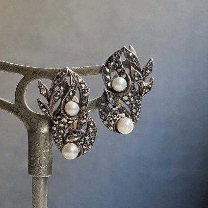 <img class='new_mark_img1' src='https://img.shop-pro.jp/img/new/icons13.gif' style='border:none;display:inline;margin:0px;padding:0px;width:auto;' />1930's Silver Marcasite Pearl Earrings（1930年代 シルバー マーカサイト パール イヤリング）
