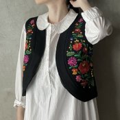 Vintage Floral Embroidery Vest（ヴィンテージ 花柄刺繍 ベスト ）