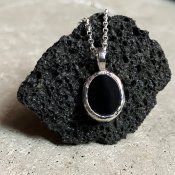 <img class='new_mark_img1' src='https://img.shop-pro.jp/img/new/icons56.gif' style='border:none;display:inline;margin:0px;padding:0px;width:auto;' />momocreatura  Signet Necklace Onyx（シグネットネックレス オニキス シルバー）60cm
