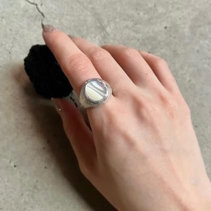 <img class='new_mark_img1' src='https://img.shop-pro.jp/img/new/icons56.gif' style='border:none;display:inline;margin:0px;padding:0px;width:auto;' />momocreatura Signet Ring Mother of Pearlʥ⥯ꥢ ͥåȥ ޥ֥ѡ С