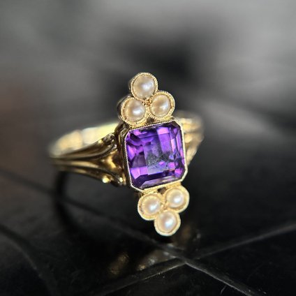 <img class='new_mark_img1' src='https://img.shop-pro.jp/img/new/icons13.gif' style='border:none;display:inline;margin:0px;padding:0px;width:auto;' />1920 - 40's YG Amethyst Pearl Ring（YG アメジスト パール リング）