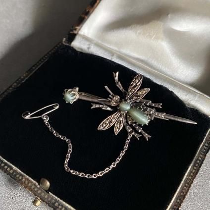 Victorian Silver Cat's Eye Fly Brooch（ヴィクトリア時代 シルバー キャッツアイ 蠅 ブローチ） - JeJe  PIANO ONLINE BOUTIQUE 神戸のアンティーク時計,ジュエリー,ファッション専門店