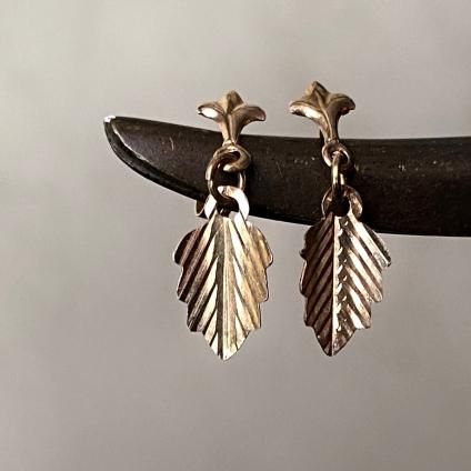 ơ 9K  ꡼ 󥰥ԥ9KYG Leaf Swing Earrings