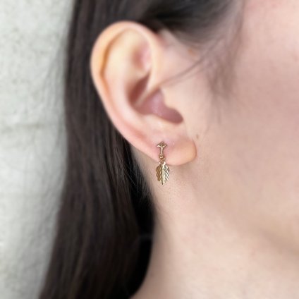 ơ 9K  ꡼ 󥰥ԥ9KYG Leaf Swing Earrings