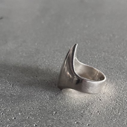 ヴィンテージ V字 シルバーリング （Vintage V-Shaped Silver Ring）