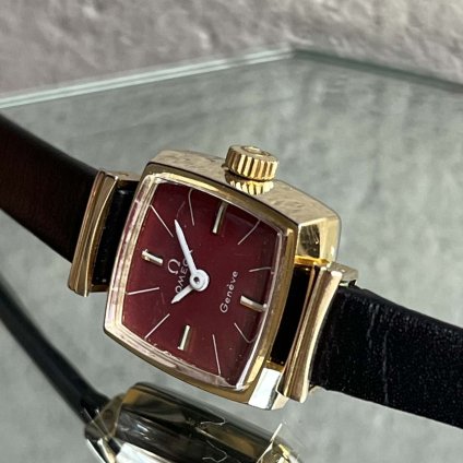 <img class='new_mark_img1' src='https://img.shop-pro.jp/img/new/icons13.gif' style='border:none;display:inline;margin:0px;padding:0px;width:auto;' />OMEGA GENEVE（オメガ ジュネーブ）スクエアケース ボルドー文字盤 純正尾錠付