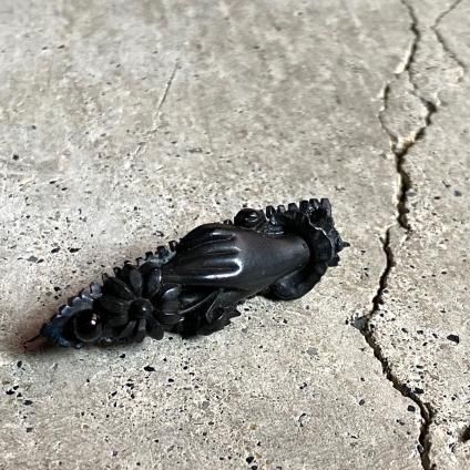 ヴィクトリアン ウィットビージェット オニキス ハンドブローチ ヴィクトリアン ウィットビージェット オニキス ハンドブローチ
