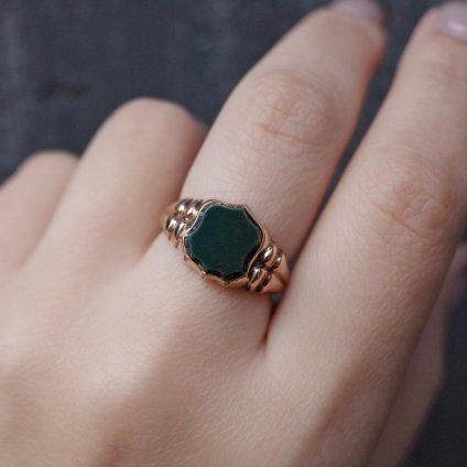 1895年 9金 ブラッドストーン シグネットリング（1895's 9KYG Bloodstone Signet Ring）- JeJe PIANO  ONLINE BOUTIQUE 神戸のアンティーク時計,ジュエリー,ファッション専門店