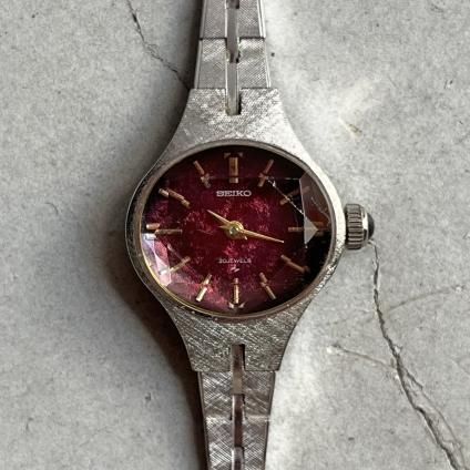 SEIKO(セイコー)赤文字盤 カットガラス オーバルケース 純正 SEIKO(セイコー)赤文字盤 カットガラス オーバルケース 純正