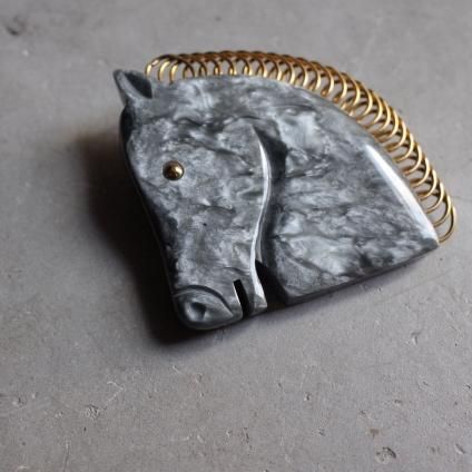 英国製　馬ブローチ　ビンテージ品 英国イギリス製1890年製ヴィクトリアンアンティーク馬蹄鉄ホース