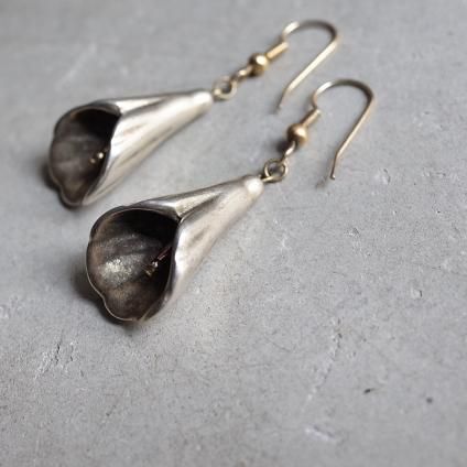 ơ Сڥ 顼 ԥVintage Silver-paint Calla lily Earrings