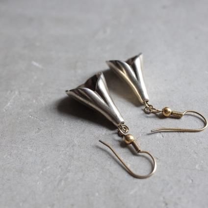 ơ Сڥ 顼 ԥVintage Silver-paint Calla lily Earrings