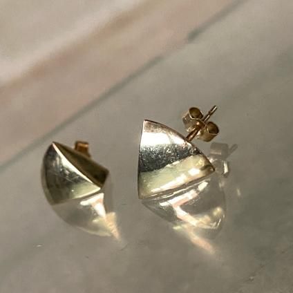 ơ 9 ȥ饤󥰥ԥ9KYG Triangle Earrings
