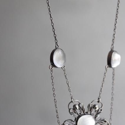 ġɡե С ࡼ󥹥ȡ ѡ ե 硼Arts & Crafts Silver Moonstone Peal Flower Choker