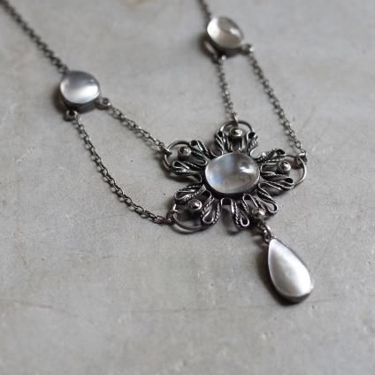 ġɡե С ࡼ󥹥ȡ ѡ ե 硼Arts & Crafts Silver Moonstone Peal Flower Choker