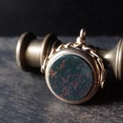 9 ֥åɥȡ 륻ɥˡ ڥȥȥåסc.1910 9K Bloodstone Chalcedony Pendant Top