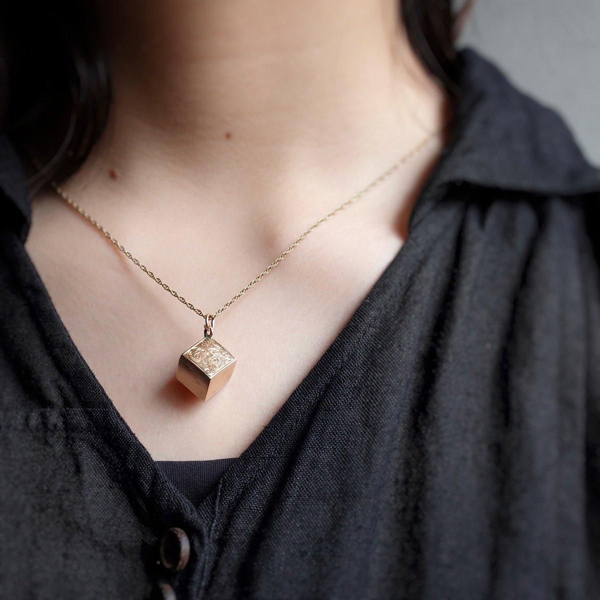 ヴィクトリアン 9金 キューブ ペンダントトップ（Victorian 9K Cube
